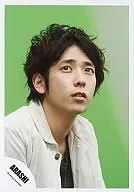 Arashi / Kazuya Ninomiya / Bust up / Black Shirt / White Coat / Uwami Up / Green Background / Official Official photo