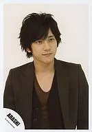 Arashi / Kazuya Ninomiya / Waistband / Brown shirt / Jacket / Brown / Niyake / Official Official photo