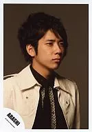 Arashi / Kazuya Ninomiya / Busto-up / Black Shirt / Black Tie / White Jacket / Foto oficial ao vivo