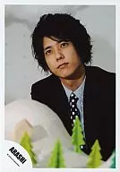 Arashi / Kazuya Ninomiya / Bust-up, blue shirt, suit, model in front / Official Official photo