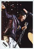 Arashi / Matsujun / Above the knees, left hand microphone, costume purple, right hand index finger stand, "Wild at Heart" / Official Official photo