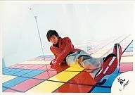 Arashi / Matsujun / Yokogata / Whole body / Costume red / Floor red / yellow / blue / Lying down / Official Official photo