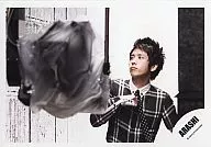 Arashi / Kazuya Ninomiya / Above the waist / Right chest / Costume black and white check / Camera in front / Official Official photo