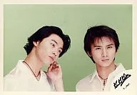 KinKi Kids / Domoto Go ・ Domoto Koichi / Horizontal ・ Bust up ・ White Shirt ・ Necklace ・ Hard Left Hand Ears ・ Green Background / Official Official photo