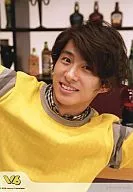 V6 / Ken Miyake / Bust up ・ Costume yellow ・ Both hands spread ・ Background bottle ・ johnny's web / Official Official photo