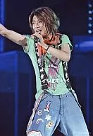 Arashi / Masaki Aiba / Live Photo / Knee-High / T-Shirt Green / Left Hand Microphone / Eye View Left / Right Front / Background Purple Light / Official Official photo