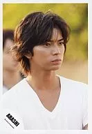 Arashi / Matsujun / Bust up / T-shirt white / Eyes right / People behind / Official Official photo