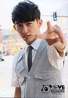 V6/三宅健/上半身・襯衫白色・馬甲灰色・左手和平・相機視線/V6 live TOUR 2011 Sexy.Honey.Bunny！/官方生寫真