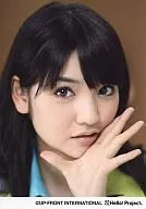 モーニング娘/道重さゆみ/顔アップ・左手パー・背景茶色/公式生写真