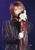 NEWS / Yuya Tegoshi / Live Photo / Upper Body / Costume black / Left Hand Microphone / Right Hand Stand Microphone / Background Purple / "NEWS CONCERT TOUR pacific 2007-2008" Live Photo Set