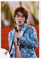 嵐/松本潤/現場照片·上半身·水色外套·左手麥剋風/官方生寫真