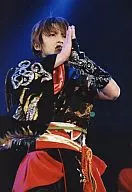 Kinki Kids / Koichi Domoto / Live Photo / Above the Knee / Costume Black / Red / Matching Both Hands / Background Navy / Official Official photo