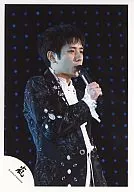 Arashi / Kazuya Ninomiya / Live Photo / Upper Body / Costume Black / Right Hand Microphone / Eye View Right / Background Blue Dot / Official Official photo