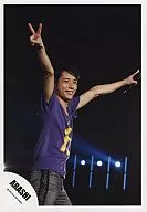 Arashi / Kazuya Ninomiya / Live Photo / Knee-Top / T-Shirt Purple / Two handed Piece / Background Black / Official Official photo