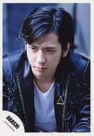 Arashi / Kazuya Ninomiya / Busto para cima / Casaco preto / Interior branco / Olho esquerdo / Fotografia oficial ao vivo