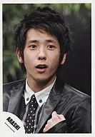 Arashi / Kazuya Ninomiya / Bust up / Jacket black / Inner shirt gray / Tie black Mizutama / Left hand chest / Background green / Official Official photo