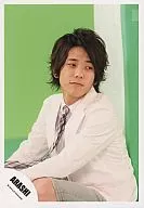 Arashi / Kazuya Ninomiya / Upper body / Left side / Jacket white / Necktie check / Eye view right / Background yellow / Green / Official Official photo