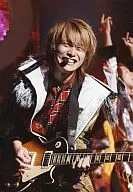 Kanjani Eight / Akihiro Yasuda / Live Photo / Upper Body / Costume White / Gold / Inner Check Shirt Red / Guitar / Smile / No Frame / Official Official photo