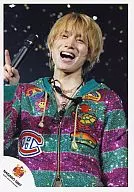 NAGANO 0807 : Kanjani Eight / Akihiro Yasuda / Live Photo / Upper Body / Costume Border Green. Purple / Right Hand Microphone / Eye Line Left / Background Black / Eh! Real? Surprising! TOUR 2007 / Official Official photo