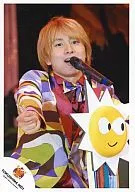 TOKUSHIMA 0801 : Kanjani Eight / Akihiro Yasuda / Live photo / Upper body / Mixed costume / Inner red / Microphone stand with sun / Right front / Eh! Real? Surprising! TOUR 2007 / Official Official photo