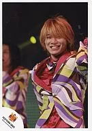 TOTTORI 0823:關西傑尼斯8/安田章大/現場照片·上半身·服裝混色·內搭紅色·身後成員·背景黑色/啊！正式？令人吃驚！TOUR 2007/官方生寫真