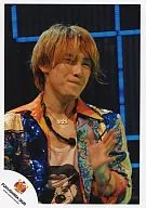 FUKUSHIMA 0820 : Kanjani Eight / Akihiro Yasuda / Live photo / Bust up / Costume mixed color blue / Collar yellow / Inner white / Left hand par / Eye right / Eh! Real? Surprising! TOUR 2007 / Official Official photo