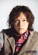 關西傑尼斯8/丸山隆平/豐胸馬甲茶色襯衫紅色背景白色/KANJANI∞LIVE TOUR 2010→2011 8 UPPERS/官方生寫真