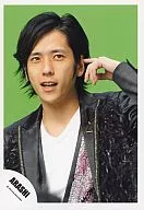 Arashi / Kazuya Ninomiya / Bust up / Jacket black / Inner white / Left hand head / Eye view right / Background yellow / Green / Official Official photo