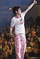 Arashi / Kazuya Ninomiya / Live Photo / Costume White Pink / Right Hand Microphone / Left Hand Thumb-Standing / Eye Point Right / Official Official photo