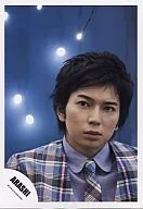 Arashi / Matsujun / Bust up / Jacket check / Shirt purple / Tie / Background blue / Official Official photo