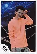 Arashi / Matsujun / Upper Body / Costume Pink / Right Hand Fist / Left Hand Forehead / Official Official photo