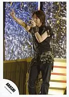 Arashi / Masaki Aiba / Costume Black / Above Knee / Left Hand Microphone / Live Photo / Official Official photo