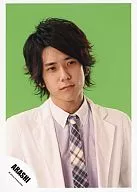 Arashi / Kazuya Ninomiya / Costume White / Tie Check Pattern / Bust Up / Background Green / Official Official photo