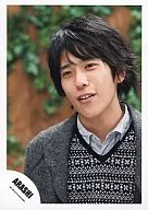 Arashi / Kazuya Ninomiya / Bust up / Gray jacket / Neck tilt / Smile / Background grass / Official Official photo