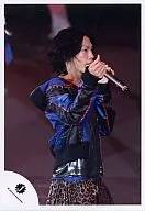 Kis-My-Ft2 / Takashi Nikaido / Live Photo / Knee-Up / Costume / Blue / Microphone with both hands / Body facing right / Leopard print pants / Official Official photo