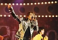 KAT TUN / Yuichi Nakamaru / Horizontal / Live Photo / Costume Kin / Inner Black / Right Hand Lift / Left Hand Microphone / Official Official photo