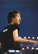 KAT-TUN/中丸雄一/現場照片·上半身·服裝黑·右向·右手抖·背景黑/正式生寫真