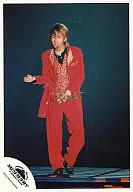 KAT-TUN/中丸雄一/现场照片·全身·服装红·右前方·左手手指移·浅绿/SUMMARY of Johnnys World/官方生写真
