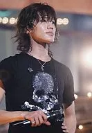 KAT TUN / Hitoshi Akanishi / Live photo ・ T-shirt black ・ Skull print ・ Right hand microphone ・ Left hand waist ・ Eye right / Official Official photo