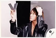 KAT-TUN / Kazuya Kamenashi / horizontal, bust up, black costume, right hand mirror, left hand head, hair styling, left facing / official Official photo