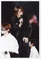 KAT-TUN / Kazuya Kamenashi / Live Photo, Above Knees, Black Costume, Left Knee, Right Hand Microphone, Bent Forward, Right Eye / Official Official photo