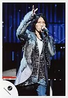 Kis-My-Ft2 / Takashi Nikaido / Live Photo / Above the Knee / Costume with Black Fur / Microphone on the Left Hand / Above the Right Hand / Right from the Eye / Official Official photo