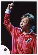 Kis-My-Ft2 / Hiromitsu Kitayama / Live photo ・ Bust up ・ Costume red ・ Right hand index finger standing ・ Eye left ・ Background black / Official Official photo