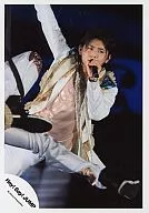 Hey! Say! JUMP / Ryosuke Yamada / Live Photo / Above Knee / Costume White / Left Hand Microphone / Background Blue Black / Official Official photo