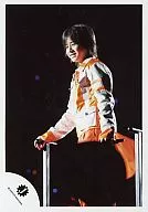 Hey! Say! JUMP / Ryosuke Yamada / Live Photo / Above Knee / Costume Orange White / Left Hand Microphone / Under Eyes / Official Official photo