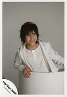 Hey! Say! JUMP / Ryosuke Yamada / Upper Body Hoodie White / Hole / Gray Background / Diagonal Right / Official Official photo