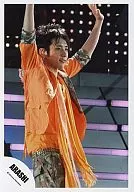 Arashi / Kazuya Ninomiya / Live Photo / Upper Waist / Costume Orange / Camouflage Pattern Pants / Both Hands Upper / Official Official photo