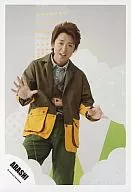 Arashi / Satoshi Ohno / Knee-Top / Costume Khaki / Shirt Gray / Both Hands Par / Snow Mountain Diorama / Background White / Official Official photo