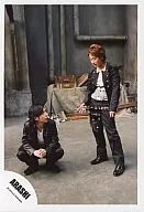 Arashi / Kazuya Ninomiya / Satoshi Ohno / Whole body / Costume black / Inner white / Ninomiya Crouching / Official Official photo