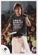 Kis-My-Ft2 / Kento Senga / Live Photo / Above the Knee / Costume Black / Left Hand Microphone / Right Hand Paper / Background Audience / Official Official photo